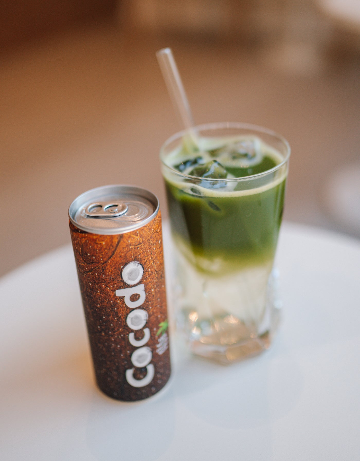 Cocodo Kokoswasser mit Matcha. Der Perfekte Drink im Cafe.